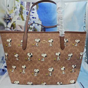 Coach X Peanuts tote In Signature Canvas With Snoopy Print
